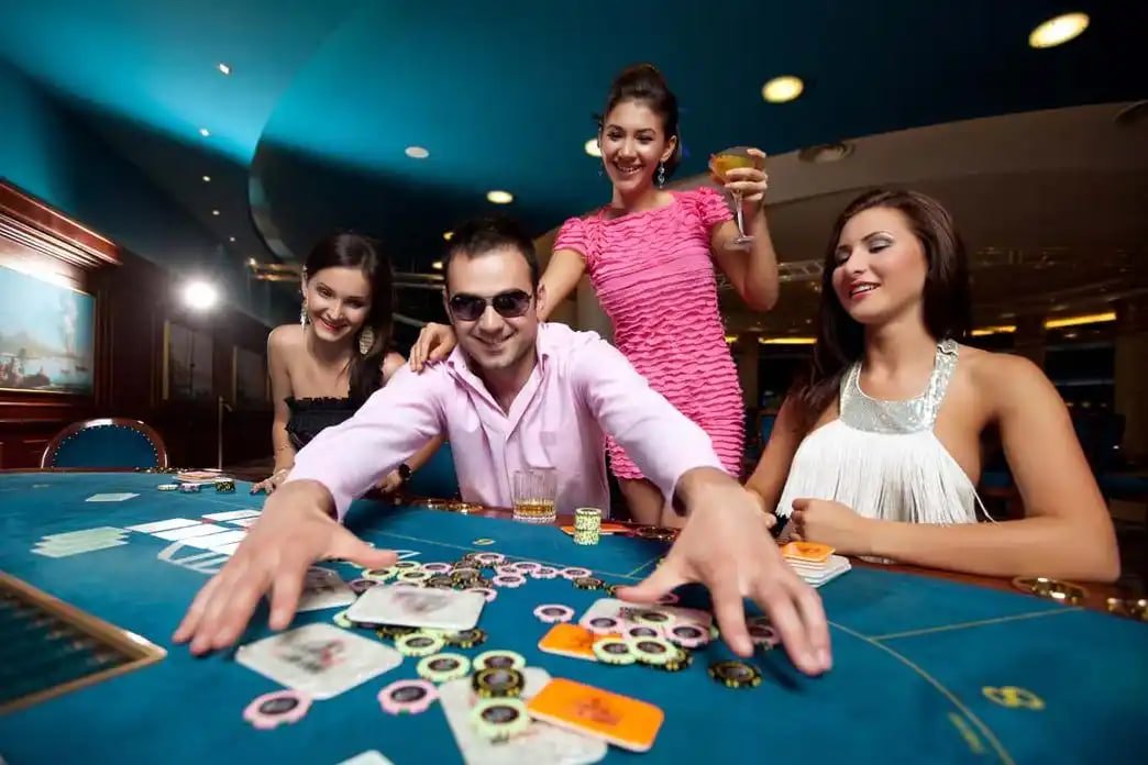 Money Wheel Guide content shown beside sports and casino categories on 7u7 bet app